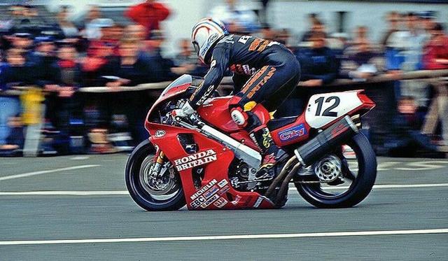 画像: 1996年セニアTT、ホンダRVF/RC45でバローブリッジにてジャンプ&着地するP.マッカーレン。彼の当時の勢いのスゴさがわかる? 写真です。 www.scoopnest.com