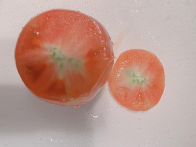 画像: トマトのへた部分を切り取ります。