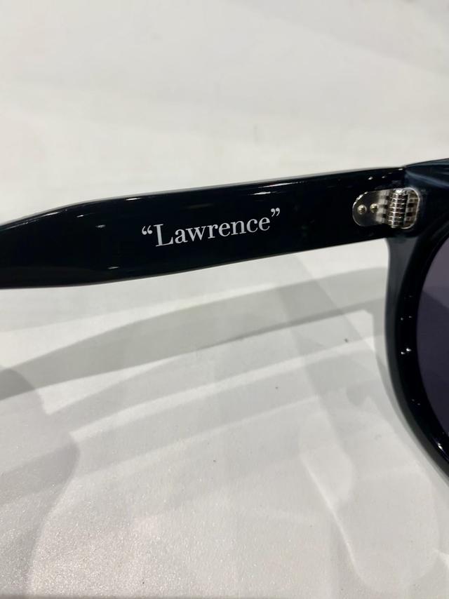 画像: 紛れもなく、Lawrenceのロゴがテンプルに。