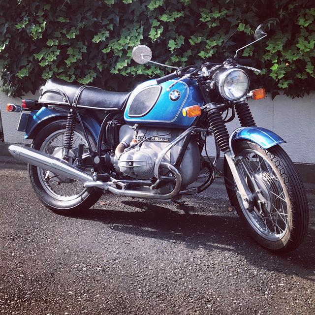 画像: 私の1970年型BMW R60/5(空冷4ストローク水平対向2気筒OHV2バルブ・600cc)。なおカラーリングはノンオリジナルですが、これもこの車両の歴史・・・ということで、このまま乗って行こうかと思ってます。