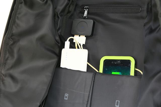 画像: iPhoneなど高電圧が必要なガジェットは専用の充電ソケットがあります。