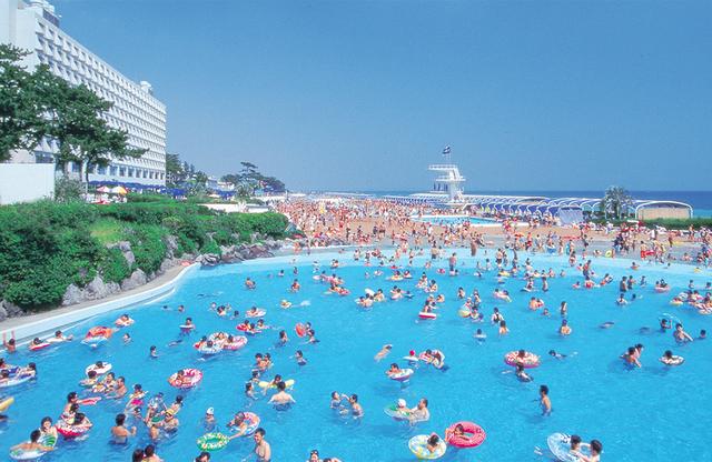画像: 波のプール OISO LONG BEACH 公式サイトより www2.princehotels.co.jp