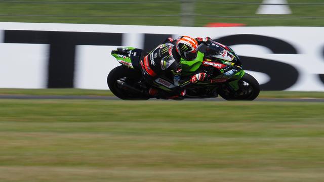 画像: T.サイクス(BMW)の不運により、スーパーポールレースを制したJ.レイ(カワサキ) www.worldsbk.com