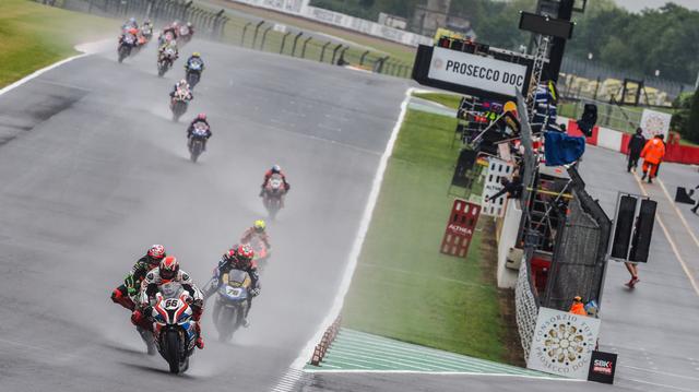 画像: レース1はウェットレースに・・・。ポールスタートのT.サイクス(BMW)の背後に、J.レイ(カワサキ)が迫ります! www.worldsbk.com