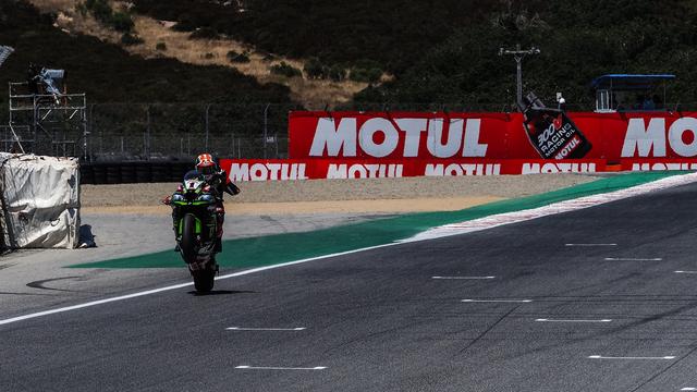 画像: ウィリーで優勝の喜びを表現するJ.レイ(カワサキ)。 www.worldsbk.com