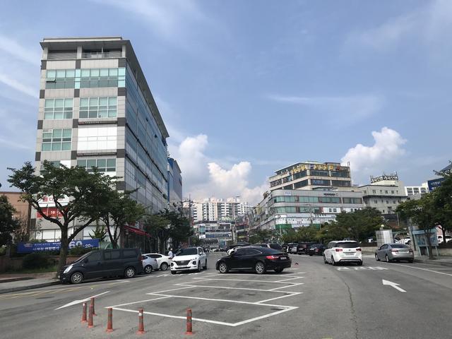 画像: 韓国・東海港から市街地まではタクシーで10分かかるか、かからないかの距離です。9時半に着いて、13時には再び乗船しないといけないのでそんなに時間はないですが、地元の料理を食べたりして気分転換を楽しむことができます。