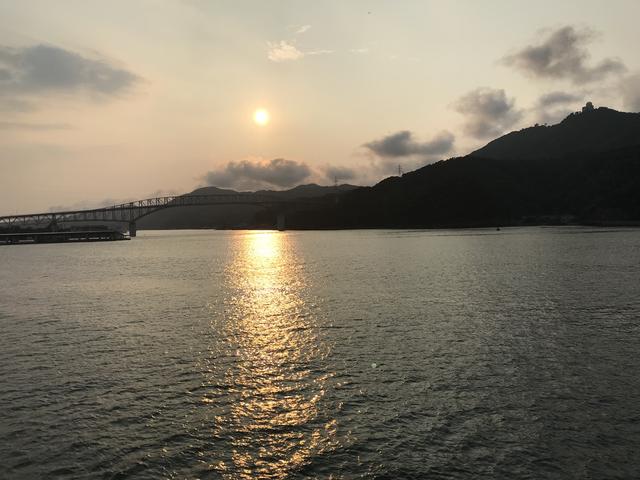 画像: 境港の夕日を船上から眺めました・・・。スピード優先が正義! みたいな今の世の中ですが、時間をかけて旅をすることの贅沢かつ優雅な気分を、今回の船旅では味わうことができました。