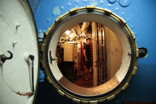 画像: 潜水艦の中がどのような構造になっているのか、つぶさに観察できるのはミリタリー好き&メカ好きには"白メシ3杯"モノですね! ©︎奥村純一
