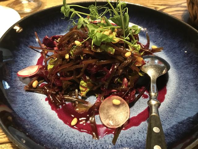 画像: 夜は評判のロシア料理のお店、「Gus Karas」で舌鼓を打ちました。こちらは海藻とビーツのサラダ。ロシア料理は日本人の口にも合うので、食事のことで不満を覚えることはないでしょう。
