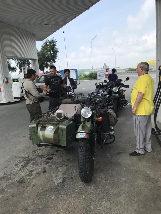画像: 8月7日(水)は、ウラジオストクから約80kmほどのロケーションにある、プリモルスキー・サファリパークを見学に行きました。移動の途中でガソリンスタンドに立ち寄ったところ、スタンドのおじさんも興味津々でウラルを観察していました。