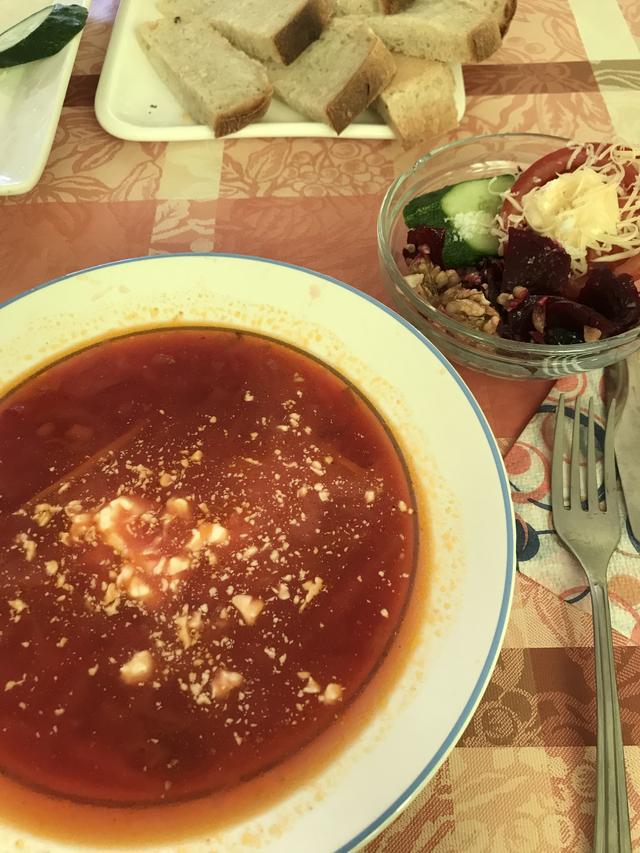画像: 遅めの昼食は宿のおかみさんがふるまうロシア家庭料理で、まるでお盆にロシアの郷里に里帰りしたような気分になりました(日本人なのに、ヘンですね)。今回の旅ではボルシチ(スープ)を何度も食しましたが、それぞれ味がちょっと変わっていて、日本のお味噌汁のような「それぞれの母の味」感みたいなものを感じることができました。