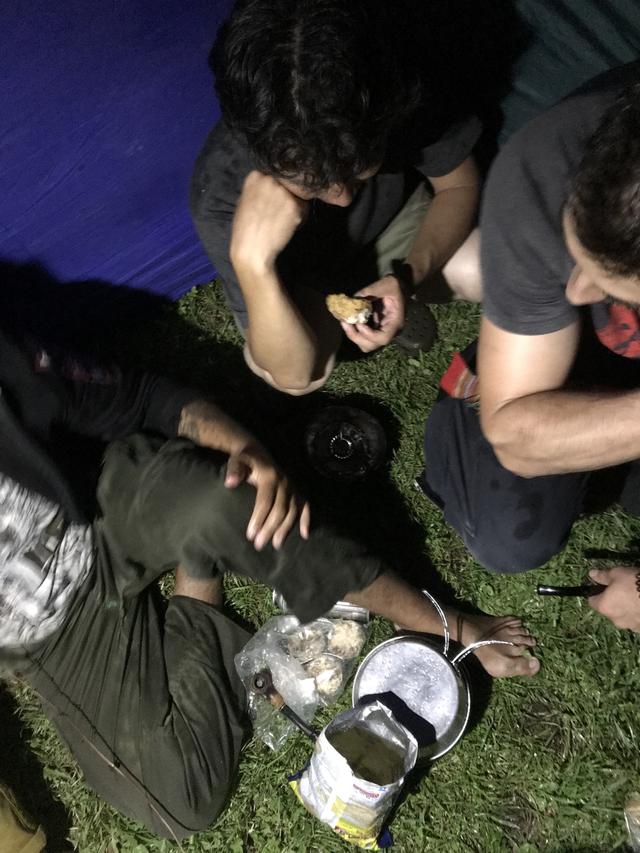 画像: 夜には遅れてやってきたウラルジャパンCEOのブラドさんも合流。そして海辺でキャンプしている、ブラドさんの友人たちのテントを訪問したのですが、その途端に豪雨が・・・。やっぱり雨男かな(笑)。