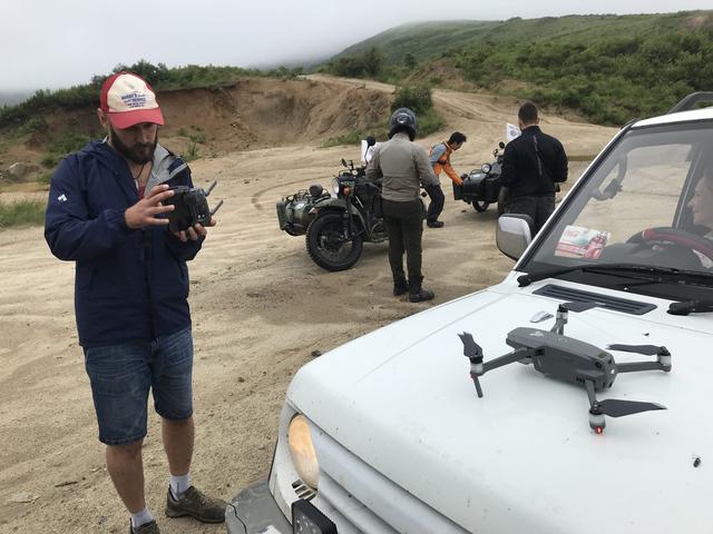 画像: 新規導入したドローンでの撮影にノリノリのセルゲイさん。そのおかげ? で堀田さんと堀内さんは、何度も撮影のために行ったり来たりを繰り返すことに・・・。