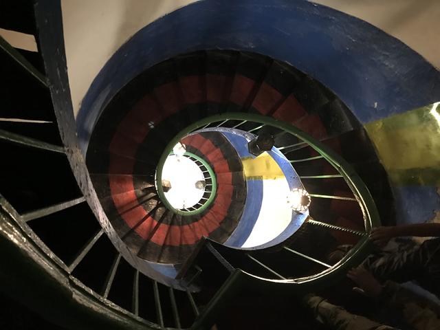 画像: らせん構造の階段を上っていくと・・・。