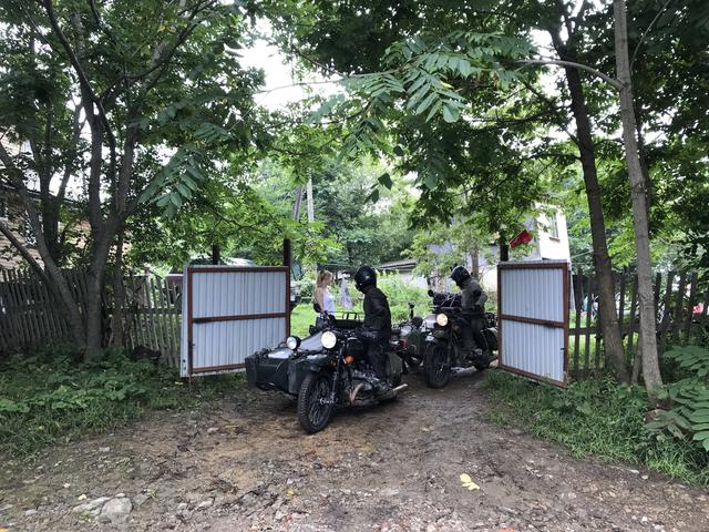 画像: 宿のイリアナさんに見送られ、再び旅路に戻る2台のウラルサイドカー。快適な滞在を提供していただき、ありがとうございました!