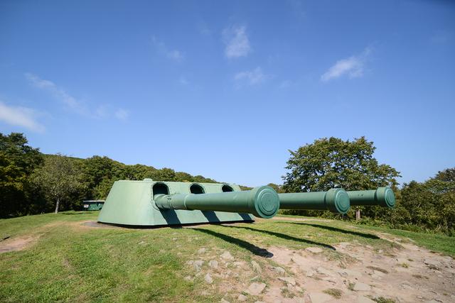 画像: 戦艦の主砲を外して、要塞の攻撃の要とした「305mm3連砲」。 ameblo.jp