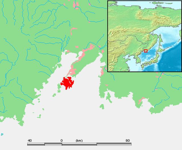 画像: 図の赤くしるされた場所が、ルースキー島です。湾の先端にあることで、要塞が多く建設されたこと島でもありました。 en.wikipedia.org