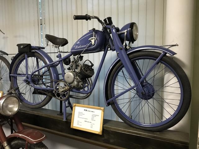 画像: K-1B (1946-1951年)は、戦前のドイツ製ワンダラー98(ザックス製2ストローク98ccエンジン搭載)のコピー・・・というより、正確にはワンダラーそのもの、と言ってもいいかもしれません。というのも、ザクセン州ケムニッツにあったワンダラーのシェーナウ工場にあった図面と生産設備は、戦後賠償としてキエフに運ばれ、この地で安価な乗り物として製造されることになったのです。なお1946〜1949年の間、車体はキエフで作られ、エンジンは他の工場で生産されたものを調達していた、とのことです。