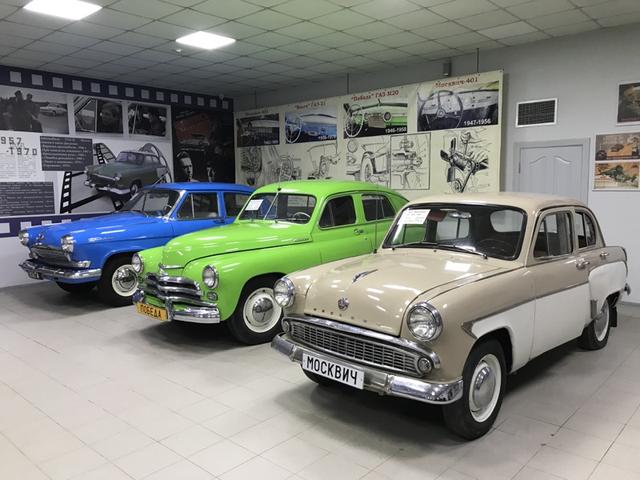 画像: 手前からモスクビッチ403(1962-1965年、4気筒1,360cc)、GAZ-M20 (1946-1958年、4気筒2,111cc)、GAZ-21M ボルガ(1962-1970年、4気筒2,432cc)。4輪車の展示台数はそんなに多くなく、レストアされているため歴史感? はちょっと薄れてはいますが、滅多に見ることができないソ連時代の車両を間近に観察できるのは、とてもありがたい機会に他ありません。