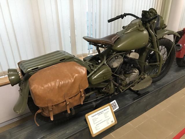 画像: アメリカのハーレーダビッドソンWLA42は、連合国の最も有名な軍用モーターサイクルのひとつですが、このモデルは戦時中ソ連にも提供され、複数のソースによると3万〜5万8,000台が北の大地に届けられたそうです。ソロで使われるほか、M-72用の側車を付けたバージョンも活躍し、戦後もソ連軍で使われ続けたそうです。