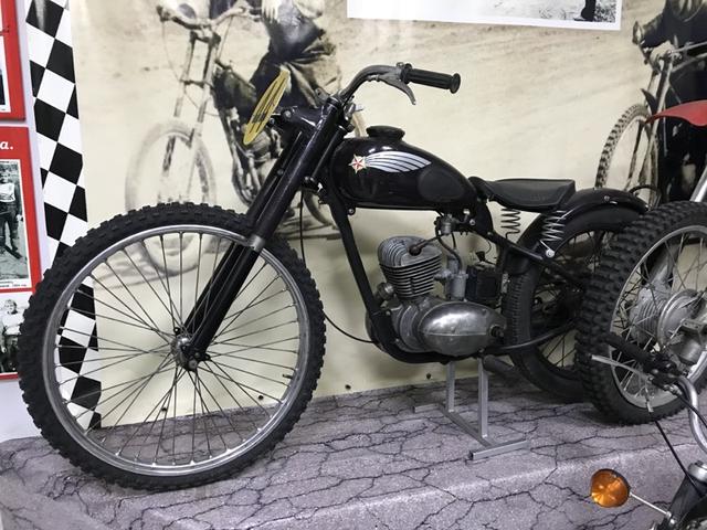 画像: ドイツのDKW RT125のコピーである、K-125M(1952〜1955年)のスピードウェイマシン。