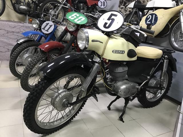 画像: ロシアはモーターサイクルのオリンピックとも称される、国際6日間トライアル(ISDT、現在はISDE)で国際トロフィー奪取を果たしたことはないですが、ソ連時代の衛星国だった東ドイツはMZワークスの活躍により、7度(1963、 1964、1965、1966、1967、1969、1987年)も栄誉に浴していました。こちらはMZ黄金期の1960年代のMZ ETS250-1/G (1962—1967年)。近代レーシング2ストロークの父と呼ばれるW.カーデン技師率いる、MZチームのワークスエンデューロ車です。じつは私、1970年代のMZワークスISDT車を2台所有しているので(自慢?)、そのご先祖様であるマシンを間近に見ることができてとても嬉しかったです。