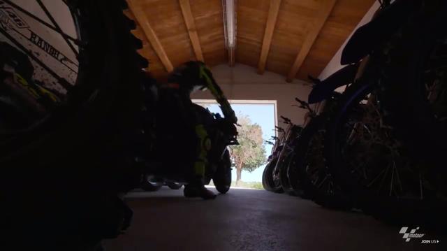 画像: 1台のバイクに跨ります・・・。え、これは・・・? www.youtube.com