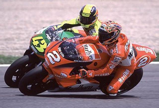 画像: 1999年のヤマハYZR500(0WK1)。シーズン中盤からマックス・ビアッジ車に装着され、フロントの接地感が増した・・・とリポートされていました。 www.paton.it