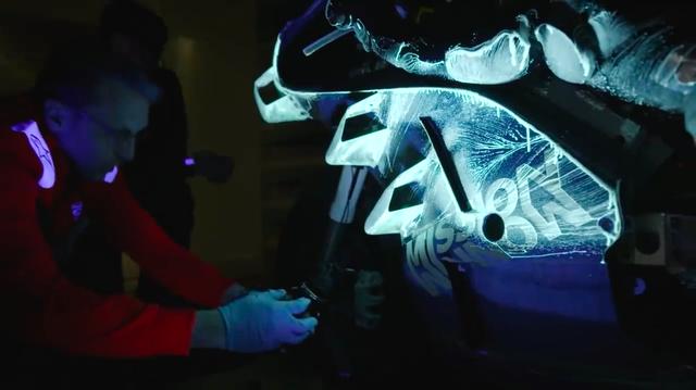 画像: エアロダイナミクスの開発は、フルスケールのモデルを使って行われます。MotoGPマシンと同じスケールにすることで、実車へのフィードバックが容易になります。フェアリング表面にペイントしたり、ウールの房を貼ることで、空気の流れを可視化。空気の流れの剥離などをチェックし、評価します。 www.youtube.com
