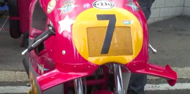 画像: 2009年のスパ、「バイカーズ・クラシック」に登場した1974年型MVプロトタイプ。立派なウイングが付いています。 www.youtube.com
