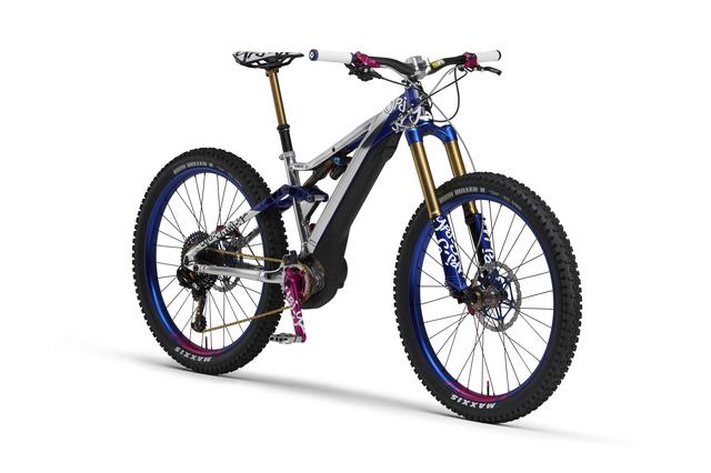 画像: YPJ-YZ ワイピージェイ ワイゼット (参考出展車) レースで走ることをイメージしたE-BIKEのレーシングマシンを表現。モトクロス競技専用車「YZ」を彷彿とさせるセンターマスコンセプト(車体の重心に重量を集中させることで運動性能を高める設計思想)を、2本のダウンチューブでバッテリーを挟み込む独自のレイアウトで実現。厳しい路面での安定したコーナリング性能と、軽快な取りまわしを両立する。 global.yamaha-motor.com