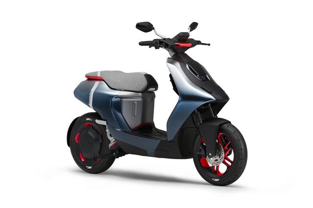 画像: E02 イー ゼロツー (参考出展車) 都市内の移動に最適な次世代電動コミューター(エンジン出力50cc相当)。小型・軽量で扱いやすいライトなボディに、手軽な着脱式のバッテリーを搭載。電動ならではの滑らかでスムーズな走りを追求し、EVをより楽しく、より身近に感じる新しい価値を提案する。バッテリーとモーターで構成されるパワートレインを視覚化したデザインの採用により、軽快な走りを表現。 global.yamaha-motor.com