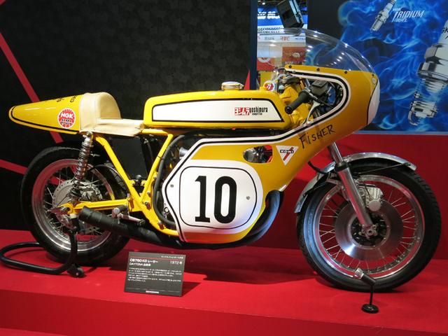 画像: アメリカのホンダディーラー、クラウスホンダの依頼でヨシムラは4-1集合管を開発。1971年のAMAロードレース(カリフォルニア州オンタリオスピードウェイ)に参戦したクラウスホンダのCB750FOURレーサーには、ヨシムラ製4-1集合管がついていました。こちらは翌1972年デイトナ200マイルに出場した、クラウスホンダのCB750FOURレーサーです。 blog.yoshimura-jp.com