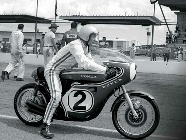 画像: 1970年デイトナ200マイルで勝利した、ディック・マンとホンダCB750R。いわゆる"4本出し"の排気系を採用していました。 vintagemotorcyclereview.com