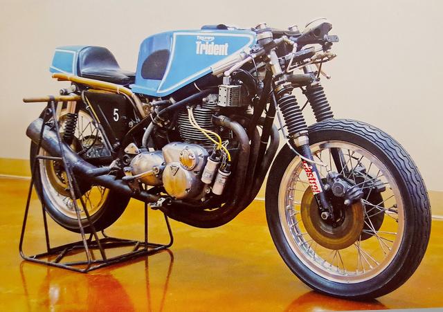 画像: ロブ・ノース製フレームを採用したトライアンフF750レーサー(写真は後期型の通称ローボーイ)。初期型から等長管のエキゾーストパイプ、マージ型コレクター、そして1本のメガホンマフラーという構成の排気系を採用していました。 pwheelie.blogspot.com