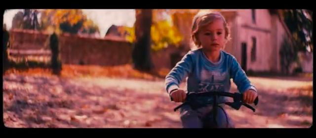 画像: 主人公はこの、自転車に乗った可愛い少年です・・・。 www.youtube.com