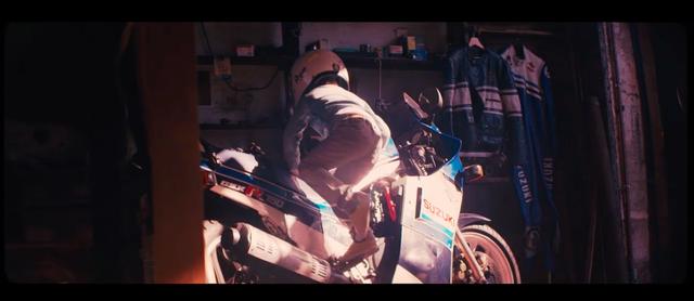画像: そしてヘルメットをかぶった少年は、よじ登るようにしてGSX-R750にまたがります・・・。 www.youtube.com