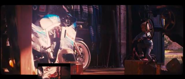 画像: 彼が向かった先はガレージ・・・。そこには1980年代の、初期のスズキGSX-R750が・・・。 www.youtube.com