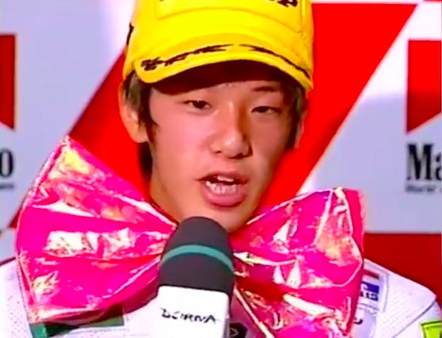 画像: 1998年日本GP250ccクラスを制覇し、インタビューに応える加藤大治郎(ホンダ)。あどけない表情が懐かしいです。 www.youtube.com