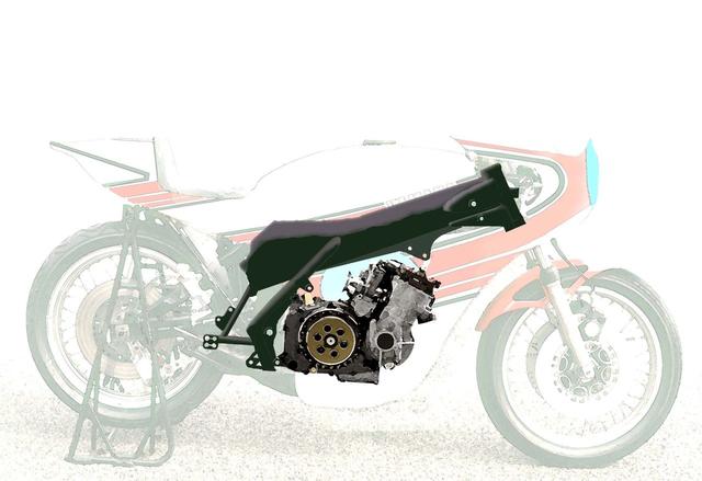 画像: ヤマハが1974〜1975年に試作した、世界ロードレースGP350ccクラス用0W24(水冷2ストローク並列4気筒)も、スパインフレーム的なモノコックフレームを採用。そもそもはフレーム内にモノクロス用のショックユニットを押されるために考案された形でしたが、結局燃料タンクを兼ねる構造に変更。通常のスチール・チューブラー・フレームより軽量で低重心だった。結局0W24は実戦に使用されずに終わった悲劇のGPマシンとなりましたが、このモノコックの改良版での試みが、のちのアルミ合金製デルタボックスフレーム開発に繋がっていったとのことです(イラストは開発者の証言をもとに構成した0W24フレームの想像図)。 www.facebook.com