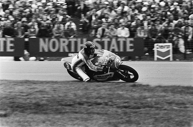 画像: 1980年ダッチTT(オランダGP)350ccを勝利したJ.エクロードとビモータYB3。この年3勝したエクロードは、カワサキKR350を駆るアントン・マンクをわずか3ポイント差で退け、見事350ccクラスチャンピオンになりました。 it.wikipedia.org