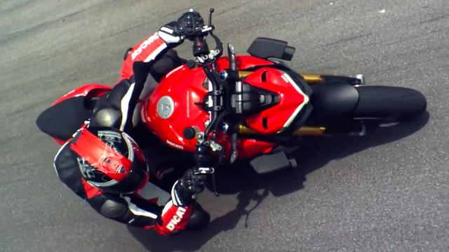 画像: バイプレーン(複葉機)ウイングス・・・と呼ばれる、エアロパーツを装着!! MotoGPなどロードレースの世界でトレンドとなったウイング(ウイングレット)を採用することは、今後スポーツ系公道車にも定着していきそうな気がします(突起物ゆえの安全性の問題も気になりますけど)。 www.youtube.com