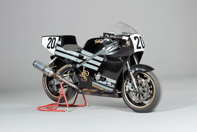 画像: おなじみ? の黒/金のジョン・プレイヤー・スペシャルカラーを身にまとった、ノートンRCW588。 www.bonhams.com