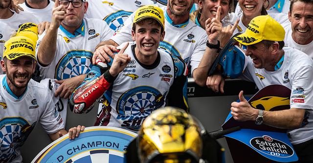 画像: マレーシアGPのMoto2クラス決勝で2位になり、自身2度目のタイトルを決めたA.マルケス(カレックス)。なおこの王座獲得は2014年以来となる、兄マルクがMotoGPクラス、弟アレックスがMoto2クラスの"兄弟王者"という偉業でした。 www.honda.co.jp
