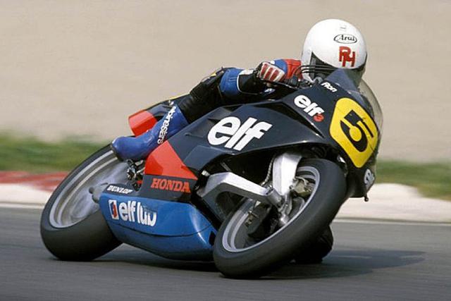 画像: ELF 3 1986 エンジンはワークスホンダNS500を採用。シーズンを通し、英国人ライダーのロン・ハスラムがポイントを獲得することに成功しています。 rodrigomattardotcom.files.wordpress.com