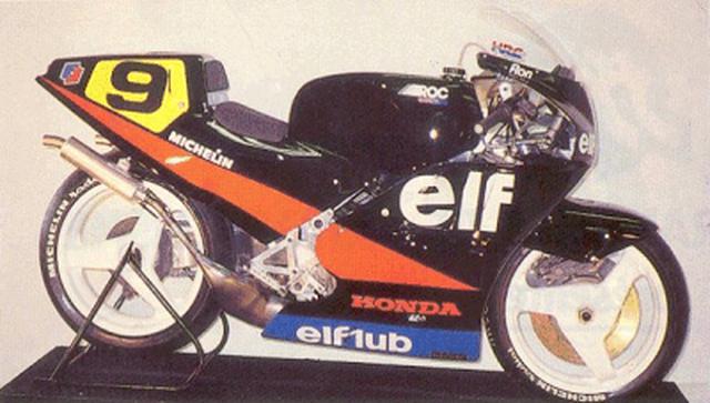 画像: ELF 4 1987 ELF 3の一定の成功をベースに、エンジンを新たにワークスホンダNSR500を搭載。強力なエンジンパワーに車体をマッチさせることに苦労し、シーズン半ばからの実戦投入となりました(ELF 4の登場まで、ハスラムはELFカラーのホンダNSR500をグランプリで走らせました)。 4.bp.blogspot.com