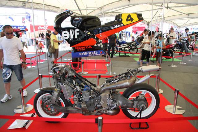 画像: ELF 5 1988 モト・エルフ・プロジェクトの最終モデル。ワークスホンダNSR500エンジンを搭載。車重の軽減が大きな開発テーマであり、ふんだんにマグネシウム合金製パーツを採用していました。エンジンは1年型落ちでしたが、ハスラムが健闘し年間ランキング11位の座を獲得しました。 photos.bravenet.com
