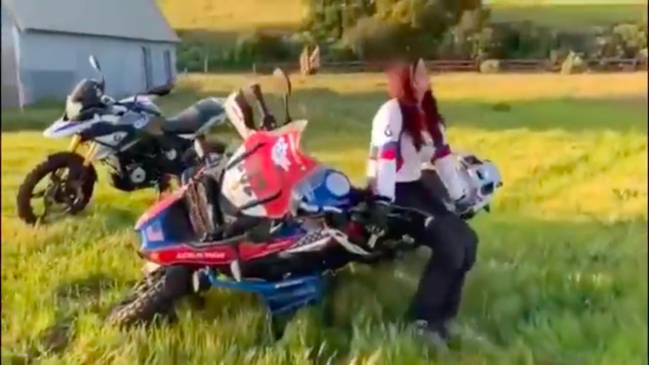 画像: まずは倒れているバイクの引き起こし4連発！ 体格の小さな女性でも、"背面引き起こし"というテクを使えば、腰を痛めることなく転倒車を起こせることがわかります。 www.youtube.com