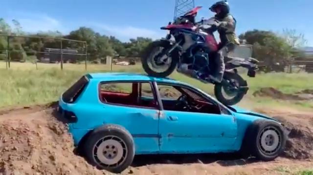 画像: 初心者ほど「足着き」を気にするものですが、足着き性の違いが、バイクの乗りこなしの決定的差ではないということを・・・ジョセリンは動画をとおして教えてくれます? www.youtube.com