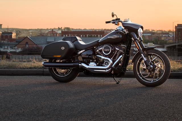 画像: 2019 SPORT GLIDE® スポーツグライドはハイウェイクルージングもワインディングのコーナリングも、心から楽しめる1台です。